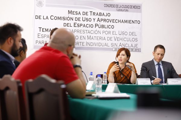 Beneficios y obligaciones para empresas, analizan diputados y empresas que explotan el espacio público